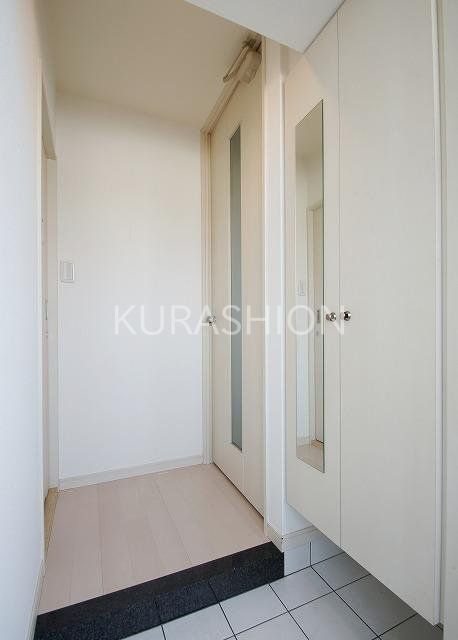 玄関　別部屋の写真になります。