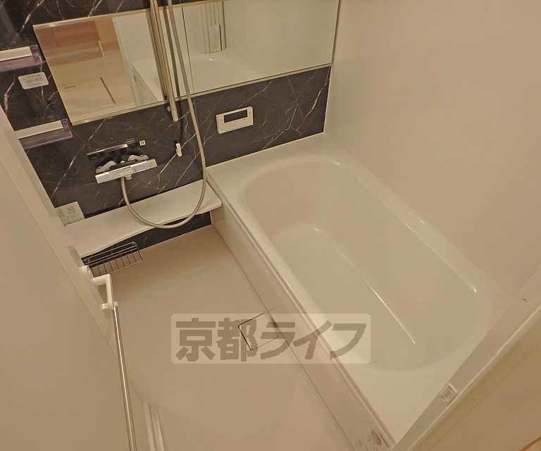 バス・シャワールーム　ゆったりと浸かれるサイズのお風呂です。