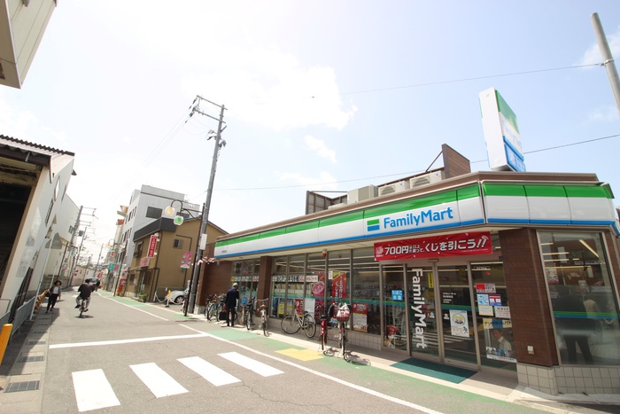コンビニ　ファミリーマート（コンビニ）まで320m