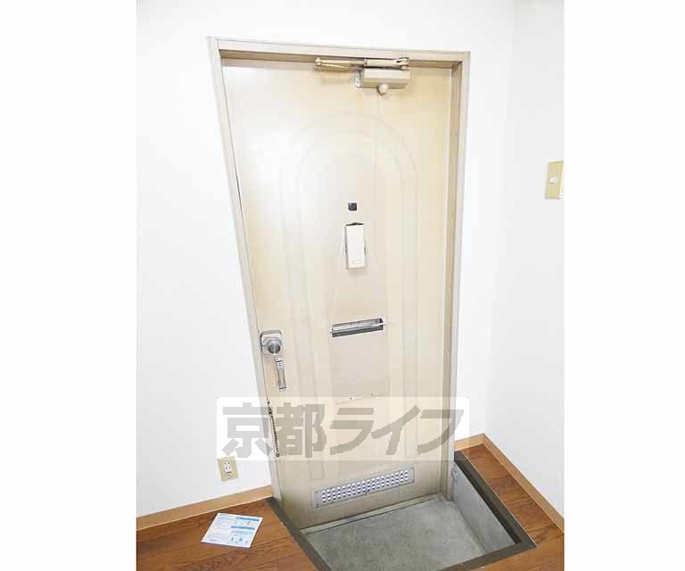 その他設備　チェーンロック付きのドアです。