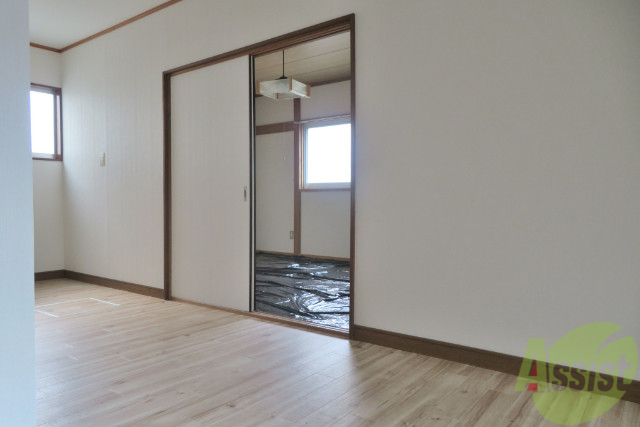 玄関　玄関からはすぐにお部屋が見えない親切設計。