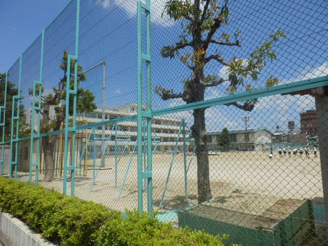 【豊橋市花田町のマンションの小学校】