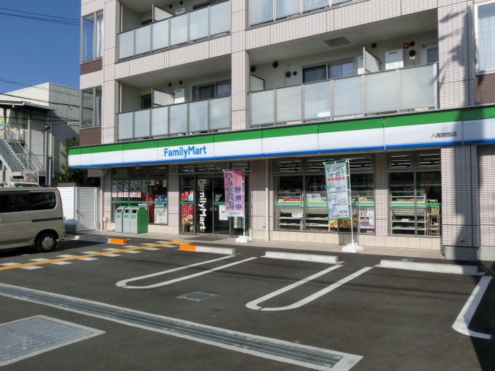 コンビニ　ファミリーマート（コンビニ）まで430m