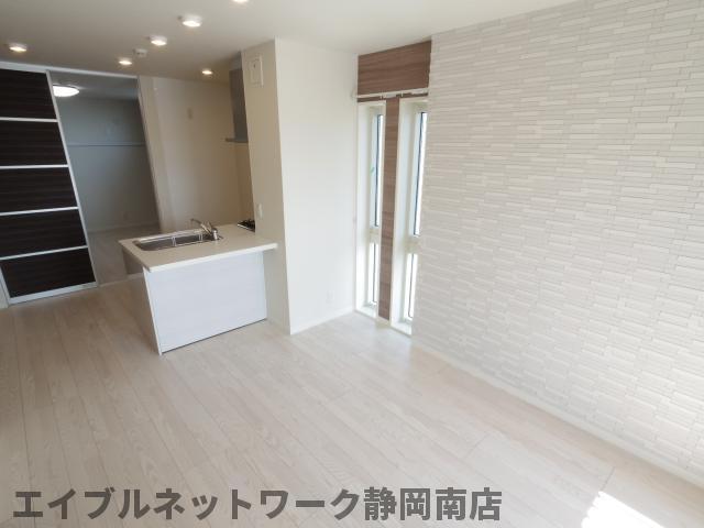 居室・リビング　こちらのリビングで趣味の時間をお楽しみください