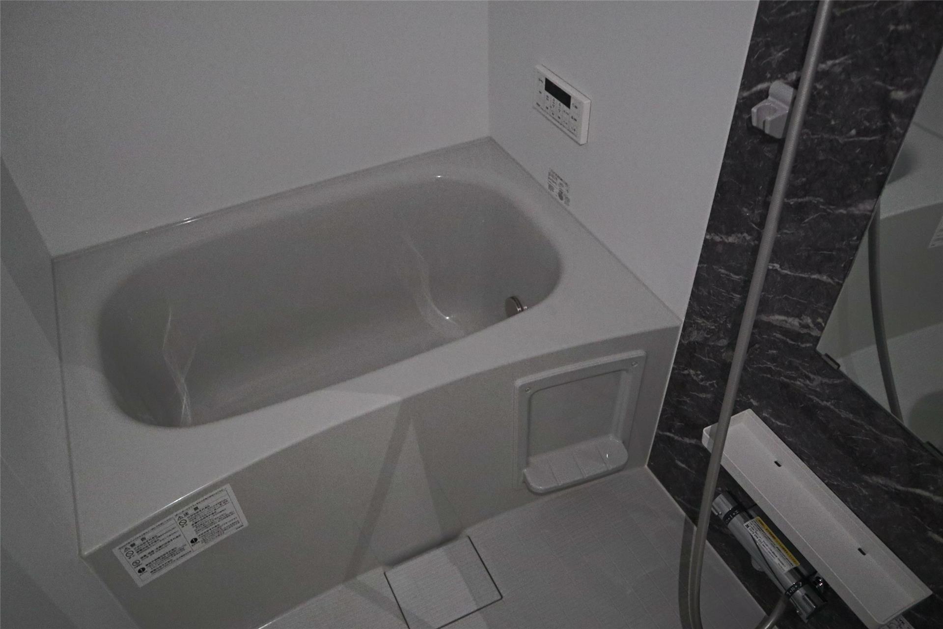 バス・シャワールーム　追い焚き機能付き浴室