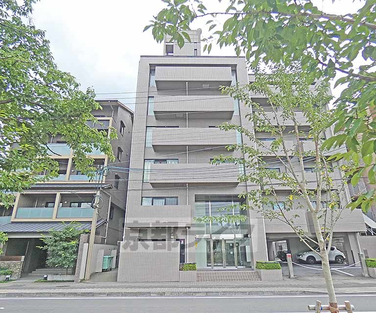 京都市左京区岡崎西天王町のマンションの建物外観