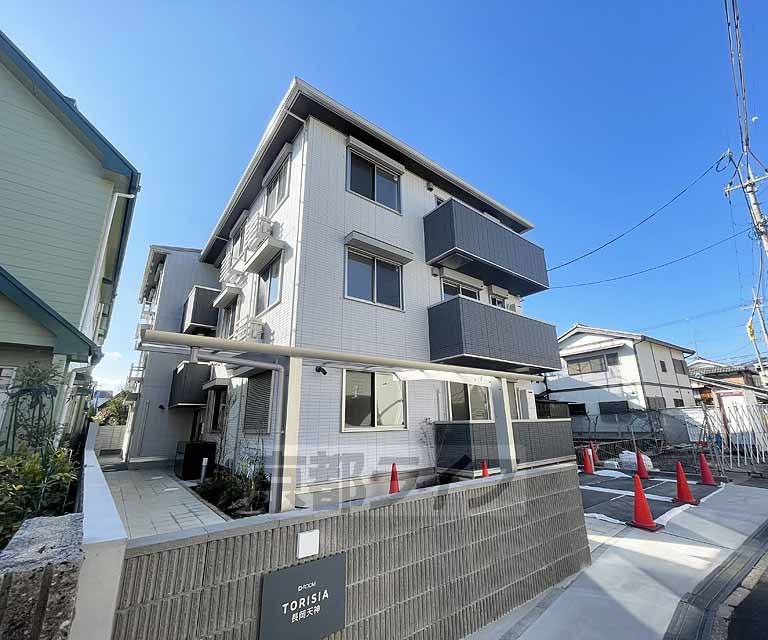 長岡京市開田のアパートの建物外観