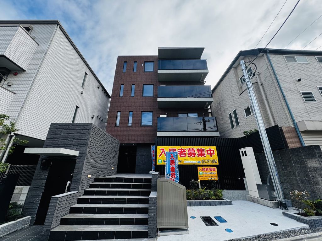 【新宿区早稲田南町のマンションの建物外観】