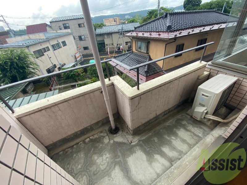 バルコニー　バルコニーは洗濯物を干すのに十分な広さがありますね。