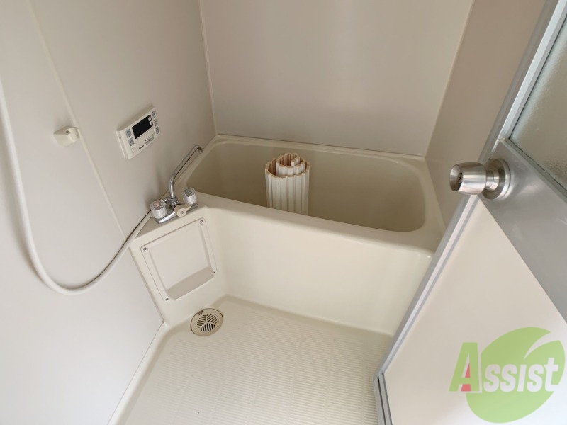 バス・シャワールーム　お風呂はゆっくり入れる大きさがありますね。