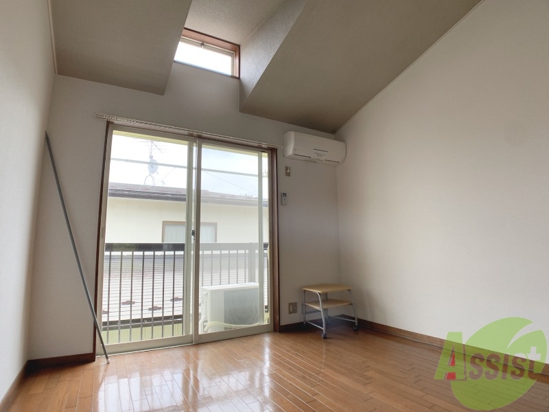 居室・リビング　陽当たりが良く、広々として過ごしやすそうです。