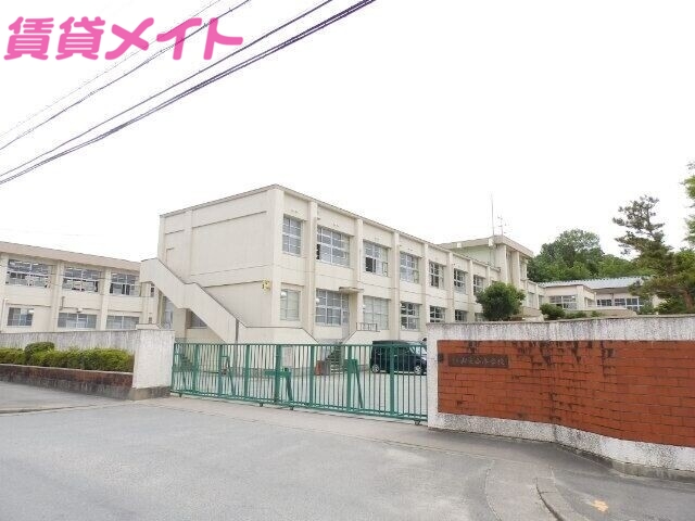 【松阪市山室町のアパートの小学校】