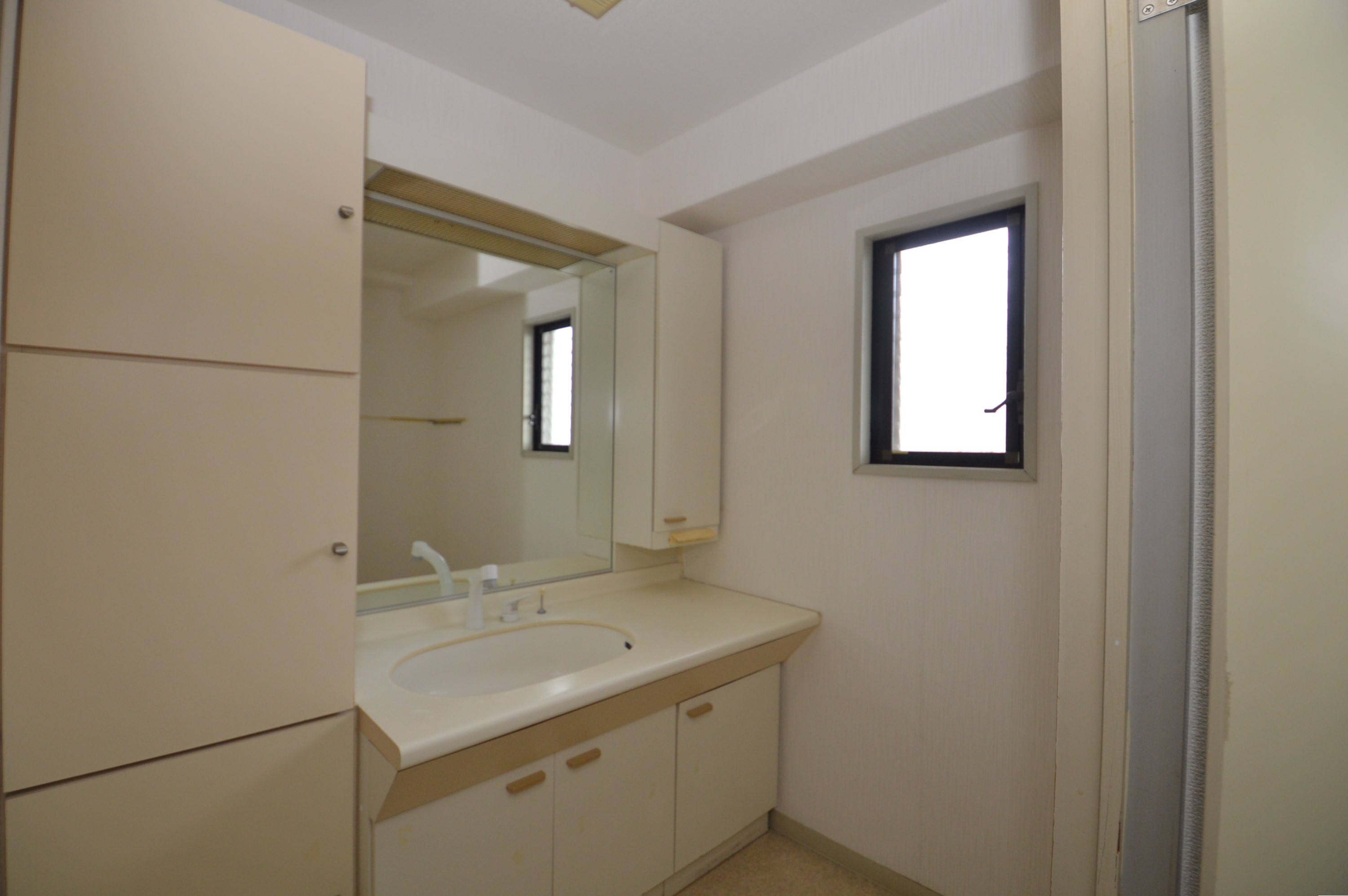 洗面設備　（参考）他室の写真を使用しています。現況優先となります。