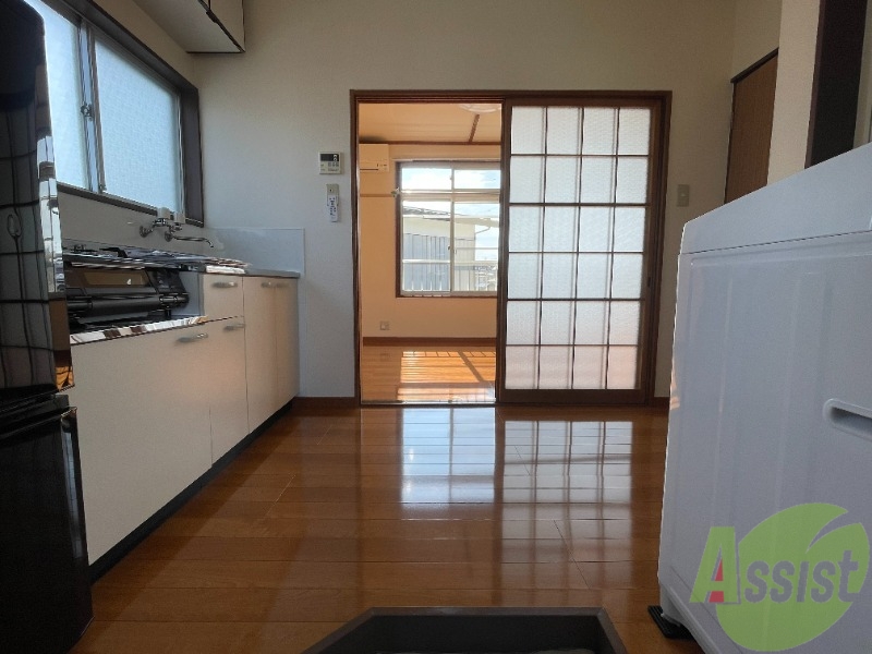 玄関　玄関から撮影しました。リビングからの光が玄関まで差し込みます