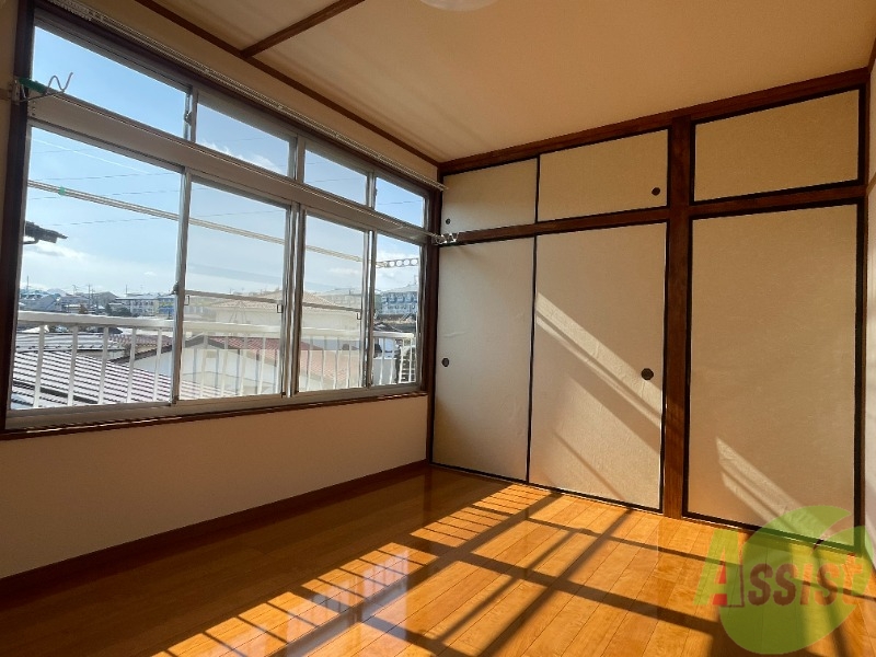 居室・リビング　大きな窓から光が差し込み、明るいお部屋ですね。