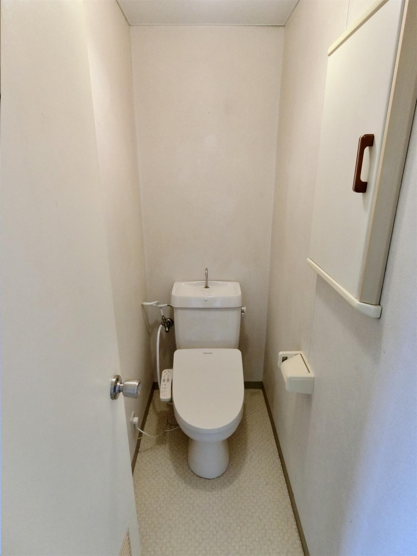 トイレ　新品の温水洗浄便座付き。収納スペースもあります。