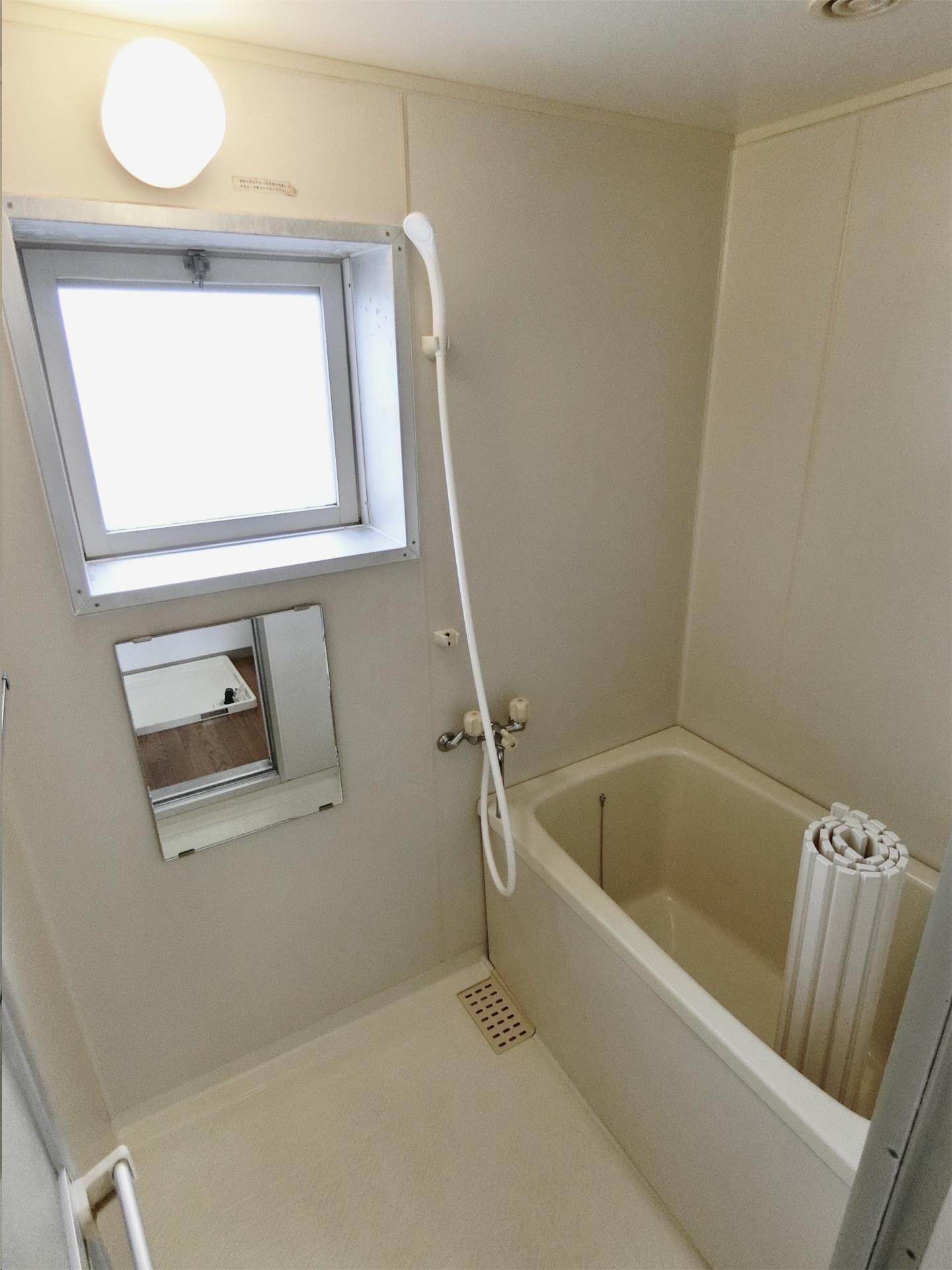 バス・シャワールーム　浴室にも窓があり明るく換気もできてカビ対策できます