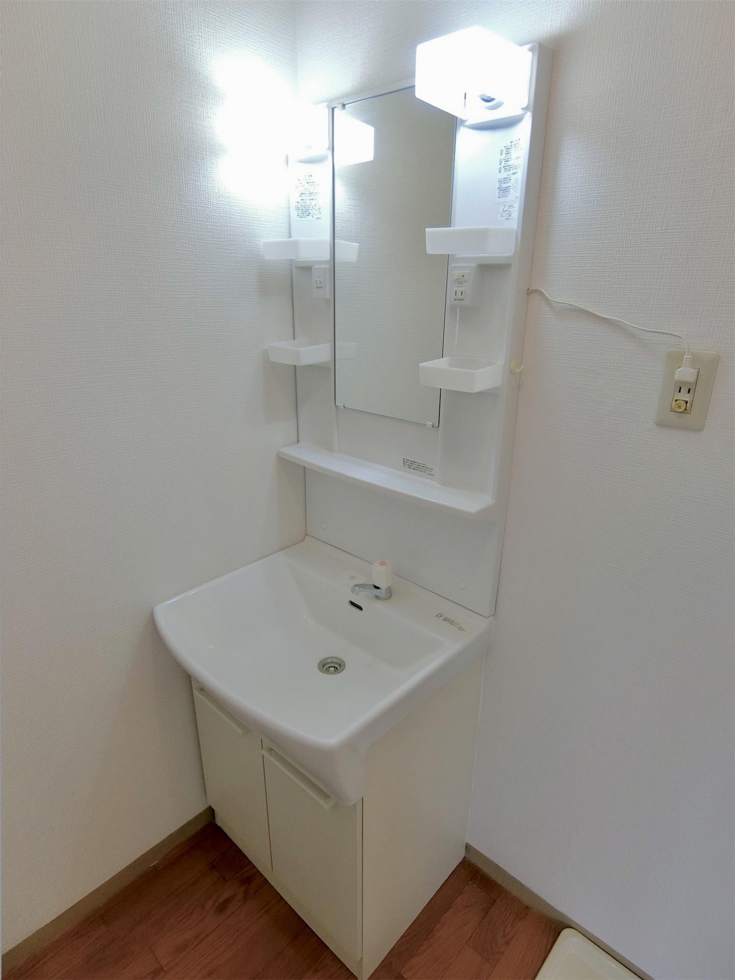 洗面設備　独立洗面台で歯ブラシ収納もあります