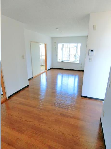 居室・リビング　12帖の広々としたLDKにはエアコン完備で快適