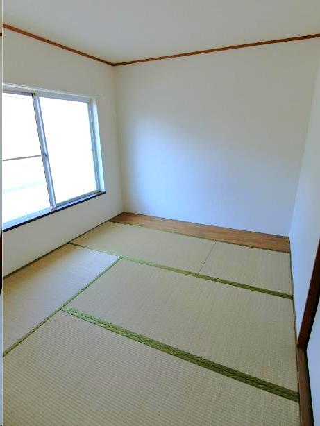 その他部屋・スペース　4.5帖の和室は床の間もあるのでちょっと広めです