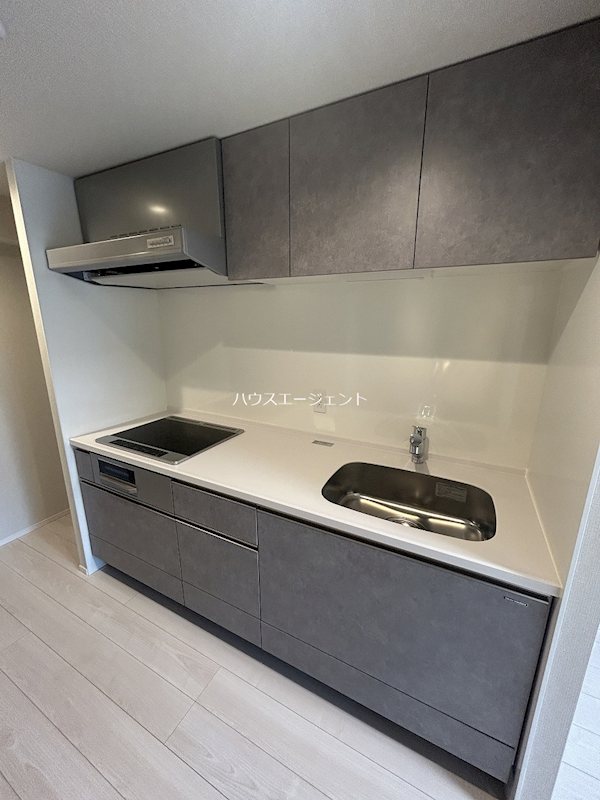 キッチン　3口IHヒーターのシステムキッチンです。