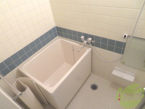 バス・シャワールーム　浴槽は少し狭めですが、蓋も付いております