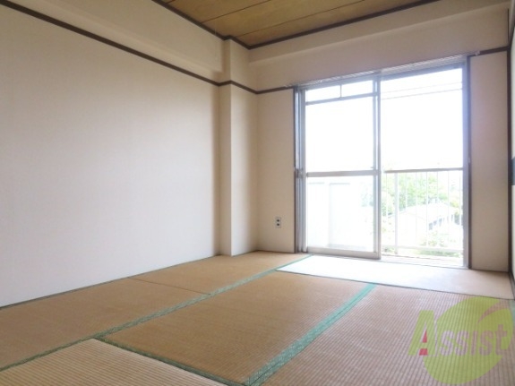 居室・リビング　朝日が差し込む東向きのお部屋となっております。