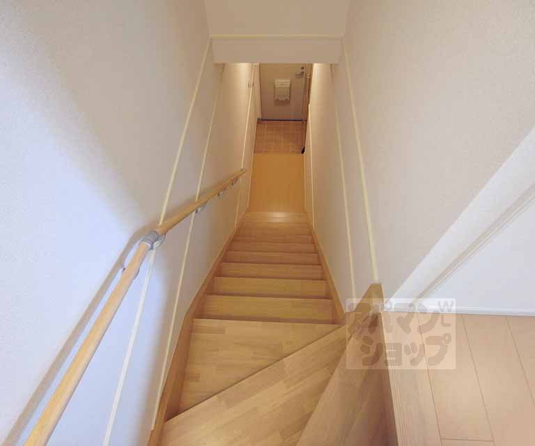 その他部屋・スペース　玄関入ってすぐ階段。