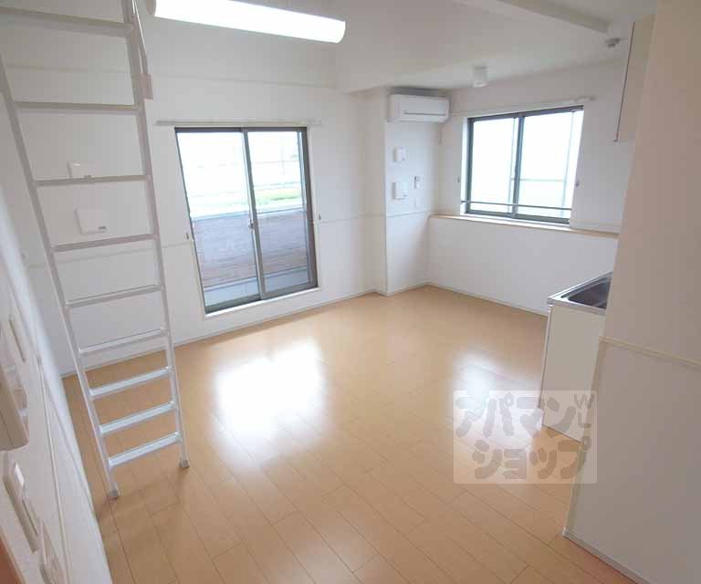 居室・リビング　２面窓で日当り・通風良好！