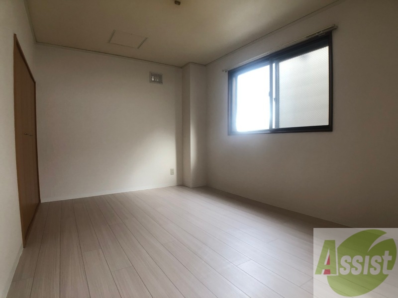 その他部屋・スペース　寝室はこちらです。光が差し込む、温かみのあるお部屋です。