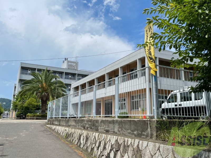 中学校　箕面市立第三中学校（中学校）まで379m