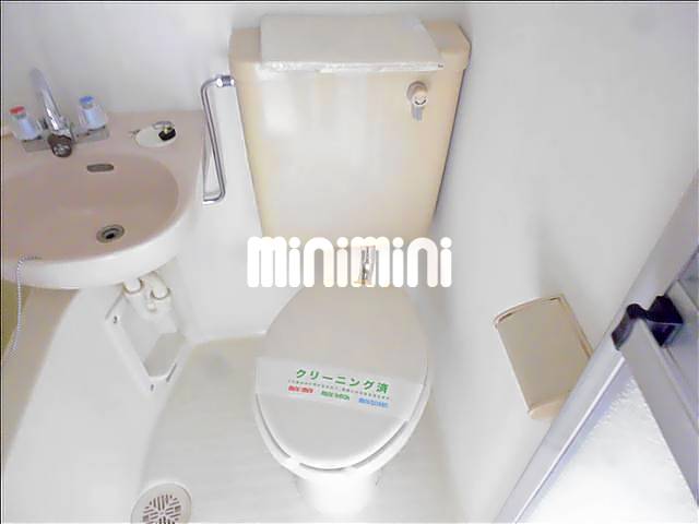 トイレ　白がお洒落なトイレです。