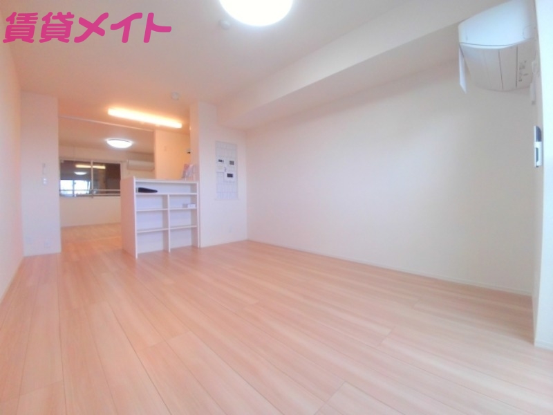 居室・リビング　同建物の別部屋写真です