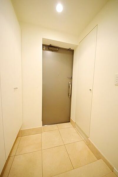 玄関　※別部屋の参考写真です。