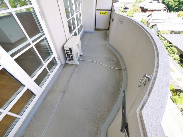 バルコニー　暖かな日差しのふりそそぐバルコニー