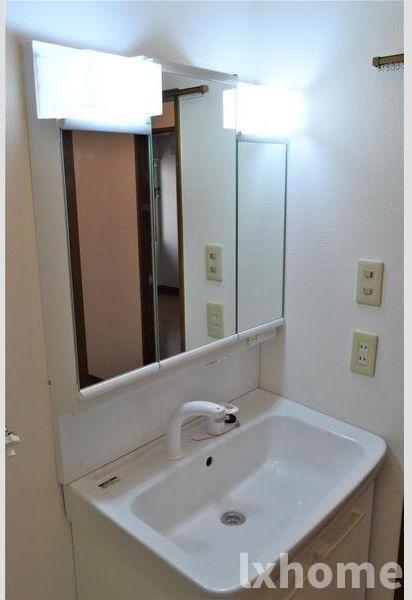 洗面設備　ゆったりとスペースのある洗面所