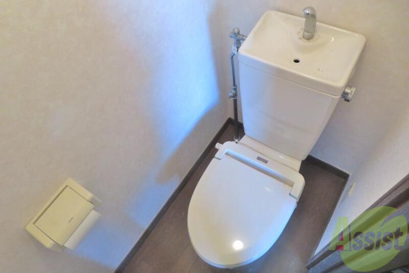 トイレ　白を基調としているシンプルで清潔感のあるトイレです