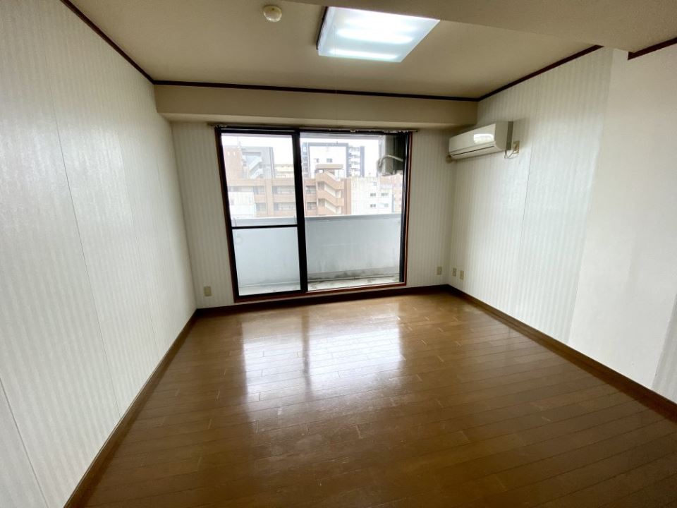 居室・リビング　８畳の洋間です