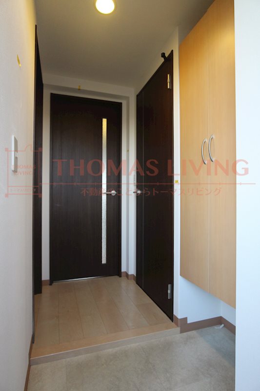 玄関　※別号室の写真です。シューズボックスはトールサイズ。中敷きの