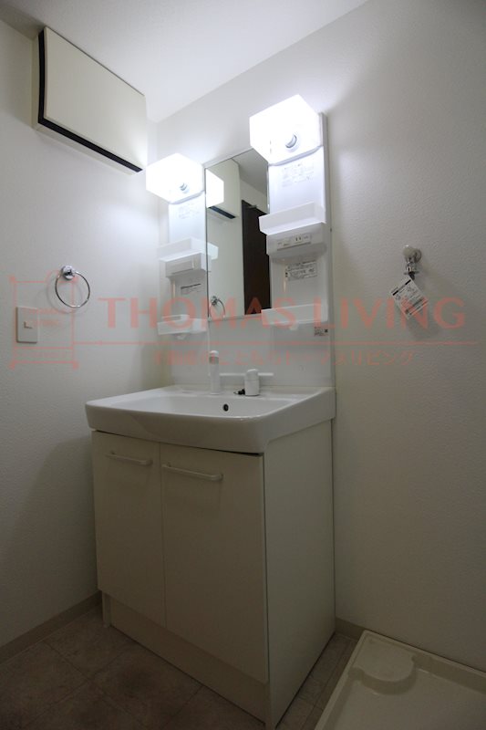 洗面設備　※別号室の写真です。シャワー付き洗面台なので忙しい朝にも嬉し