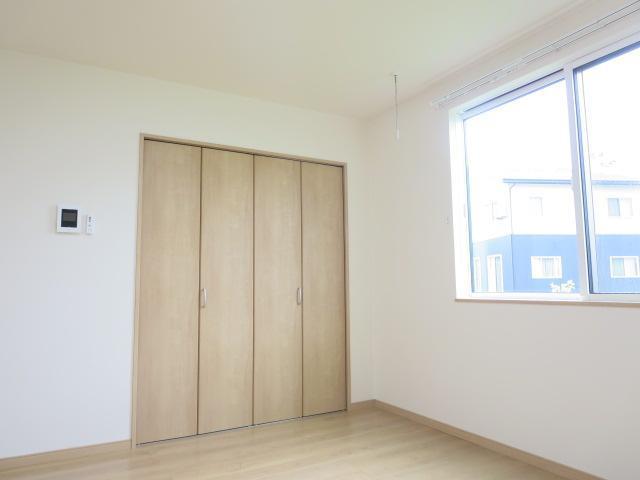 居室・リビング　収納付き洋室