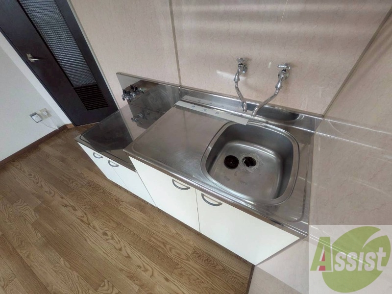 キッチン　キッチンはシックなデザインでした。洗い場も大きい。