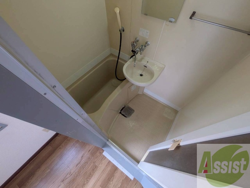 バス・シャワールーム　バスルームは狭すぎず、シャワーも浴びやすそうです。