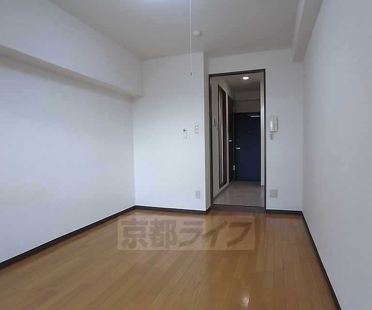 居室・リビング　西向きの洋室です。