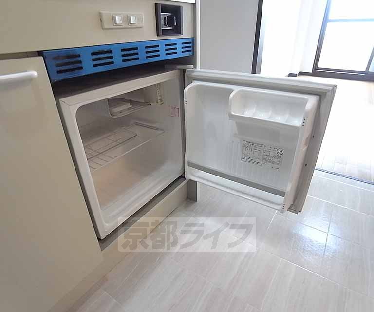 その他設備　備え付きの冷蔵庫です。