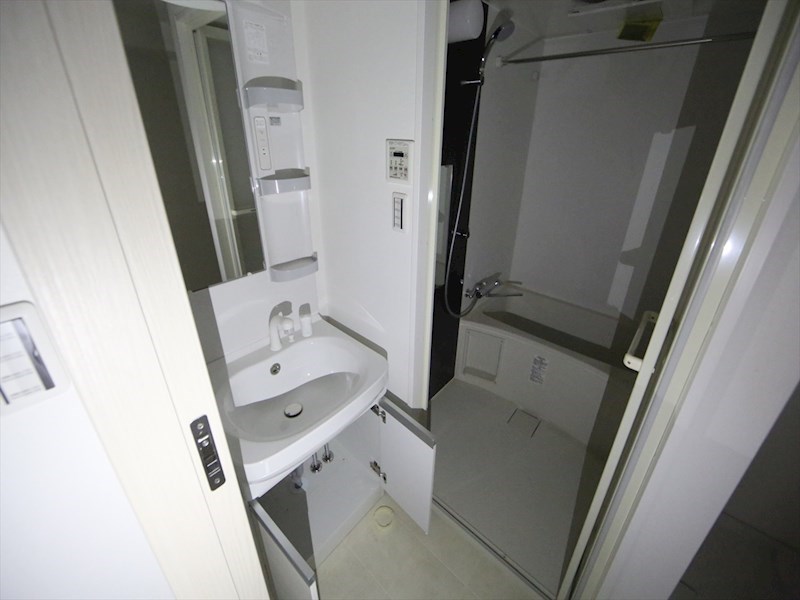 洗面設備　脱衣所　独立洗面台（シャンプードレッサー付）収納スペース有