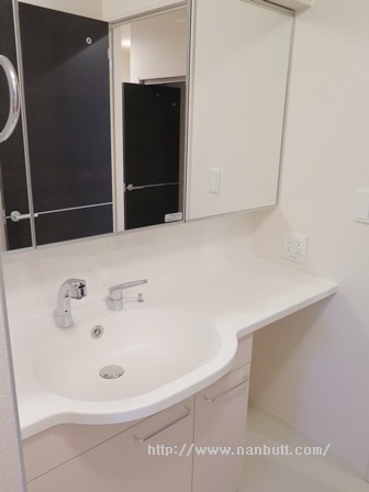 洗面設備　洗面鏡張りのワイド洗面台