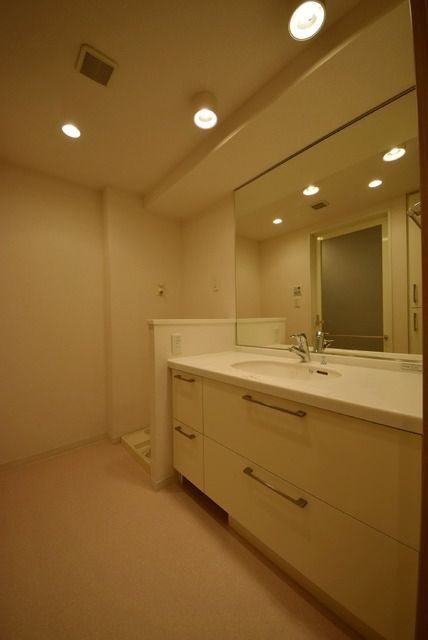 洗面設備　大きな鏡の洗面台