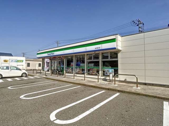 コンビニ　ファミリーマート金沢東力店（コンビニ）まで902m