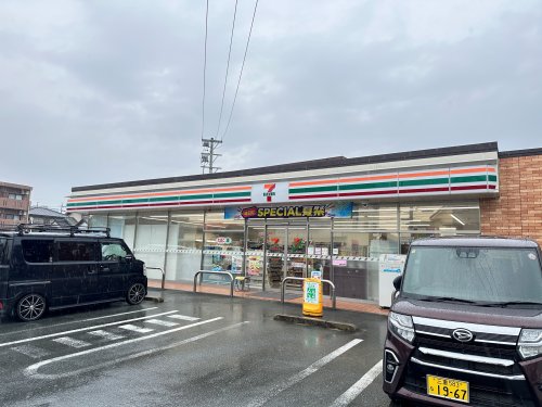 コンビニ　セブンイレブン 津市幸町店（コンビニ）まで58m